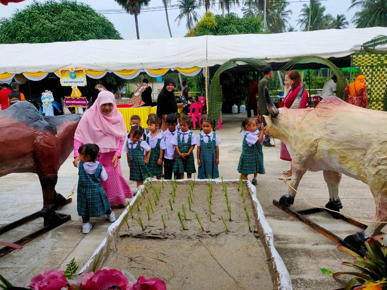 องค์การบริหารส่วนตำบลดอน ร่วมงานโครงการสืบสานประเพณีกวนอาซูรอท้องถิ่น ที่เทศบาลตำบลพ่อมิ่ง วันที่ 14 กันยายน พ.ศ.2566