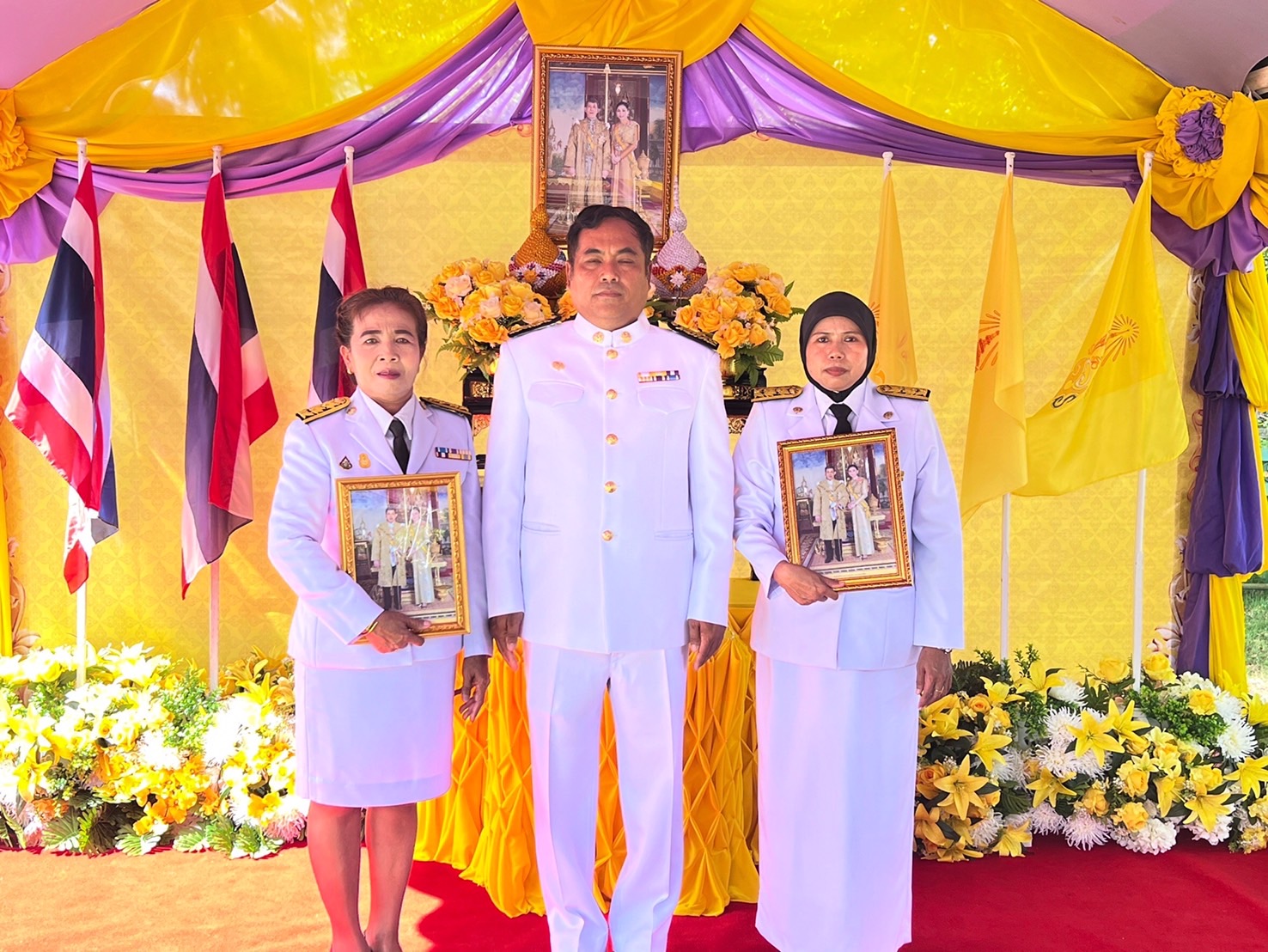 งค์การบริหารส่วนตำบลดอนจัดพิธีรับพระราชทานพระบรมฉายาลักษณ์พระบาทสมเด็จพระเจ้าอยู่หัว ที่ฉายกับสมเด็จพระนางเจ้า ฯ พระบรมราชินี ให้กับตัวแทนศูนย์พัฒนาเด็กเล็กในสังกัดองค์การบริหารส่วนตำบลดอนเพื่อแสดงความจงรักภักดีและน้อมสำนึกในพระมหากรุณาธิคุณอันหาที่สุดมิได้  วันที่ ๒๘ @พฤษภาคม ๒๕๖๗ เวลา ๑๐.๐๐ น. ณ องค์การบริหารส่วนตำบลดอน โดยนายมะสายดี เจะมิง นายกองค์การบริหารส่วนตำบลดอน เป็นประธานในพิธีรับพระราชทานพระบรมฉายาลักษณ์พระบาทสมเด็จพระเจ้าอยู่หัว ที่ฉายกับสมเด็จพระนางเจ้า ฯ พระบรมราชินี ให้กับศูนย์พัฒนาเด็กเล็กในสังกัดองค์การบริหารส่วนตำบลดอนโดยมี คณะผู้บริหาร สมาชิกสภาองค์การบริหารส่วนตำบลดอน หัวหน้าส่วนราชการ และบุคลากรในสังกัดองค์การบริหารส่วนตำบลดอนร่วมพิธีอย่างพร้อมเพรียง